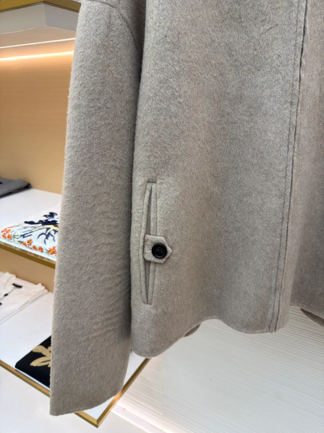 Acne Studios Lapel Zipper Drop Shoulder Long Sleeve Wool Jacket ●Original version: Purchased and developed by 10006 ●Item number: 1681819-C85 ●Fabric: wool fabric ●Technology: Made on positioning cutting machine ●Color: Oatmeal ●Version: Fitted version ●Weight: about 1180 grams ●Size: 46-48-50 ●Description: Made of high-density wool blended fabric, treated with double-sided worsted spinning process, it feels soft and waxy and has good drape. The body adopts a hidden zipper + lapel design, with a neat neckline; the pockets on both sides have a welt structure and are decorated with buttons of the same color, with exquisite details. The overall shape is slightly loose, the hem is naturally curved, and the edges are reinforced with overlocking technology, which not only retains the soft texture of the fabric, but also improves the durability, and combines simple style with advanced craftsmanship. The overall wiring is straight and delicate, the fabric is comfortable and soft, and the color is consistent without color difference. It can be matched with the same style to create a fashionable look and control various occasions. Customized accessories, complete with three standards, same style for men and women!